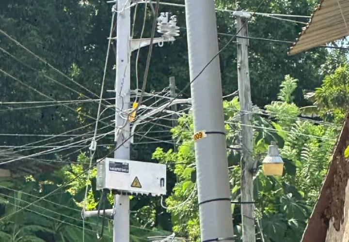 Instalación de líneas eléctricas en el distrito de Chimán.  Cortesía