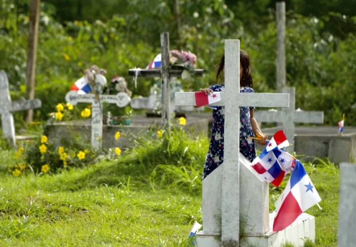 El Decreto Ejecutivo No. 26 del 21 de julio de 2026, que ordena el cese de los cementerios, no impide a los familiares visitar y limpiar las tumbas de sus seres queridos.  EFE