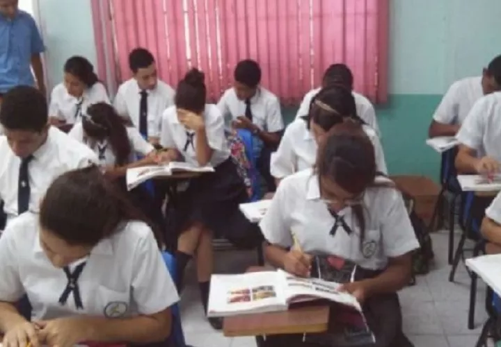 Los planes del Meduca también incluyen la compra de computadoras para los estudiantes.  Archivo