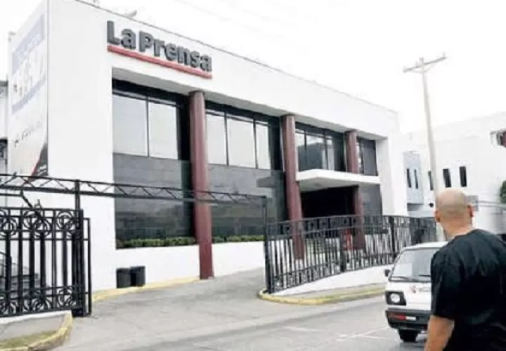 La Prensa fue fundada en agosto de 1980 y su sede se encuentran en la Avenida 12 de octubre en la ciudad capital.  Archivo