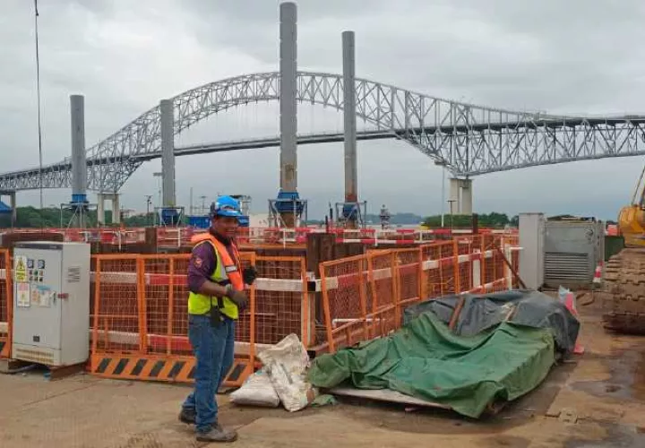 La construcción del cuarto puente sobre el Canal de Panamá es uno de los proyectos generadores de empleos que impulsa el Gobierno. Archivo