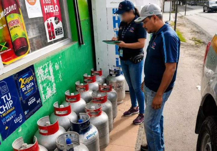Personal de Acodeco verificó que los tanques de gas se estén vendiendo en los pequeños comercios como abarroterías y minisúper. Cortesía