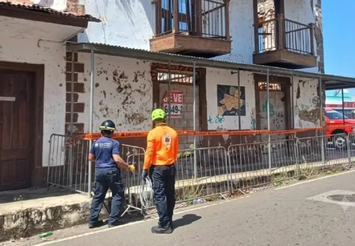 Labores de inspección de las autoridades para identificar daños.  Cortesía / Mejorada con IA