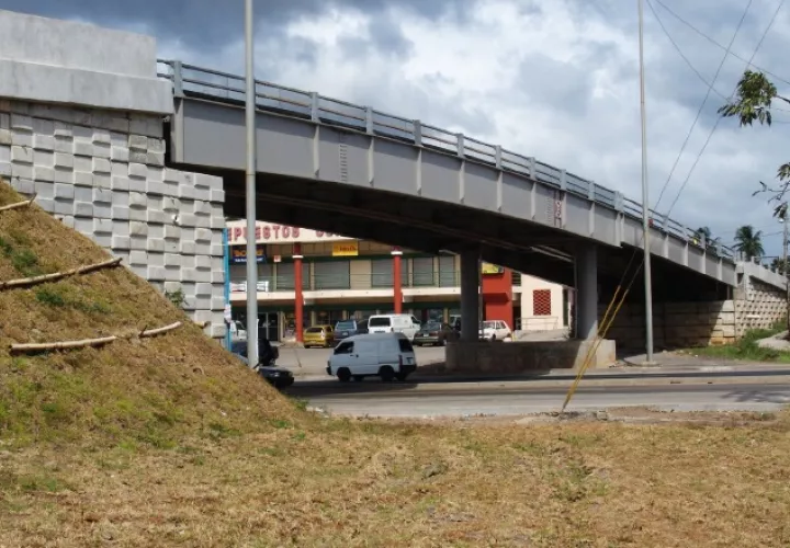 Puente ubicado en la entrada de la barriada Las Acacias en el corregimiento de Don Bosco, sobre la conocida Vía Tocumen. Cortesía