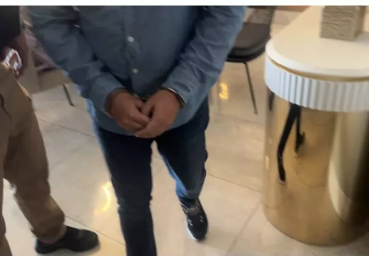 Momentos en que Publio De Gracia fue esposado y conducido, junto a una mujer, por unidades de la fiscalía y de la DIJ e Inteligencia Policial de la Policía Nacional. Cortesía