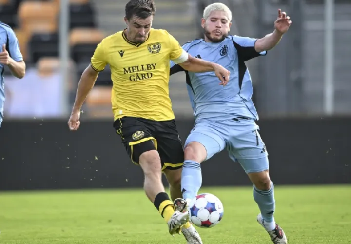 Cristian Martínez del Braistlava (der.) y Gustavsson de Mjällby. Foto: EFE  