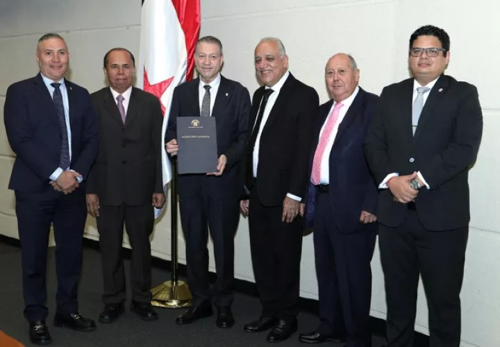 La firma del proyecto aprobado en tercer debate le correspondió al primer vicepresidente del Legislativo, Manuel Cohen. Cortesía