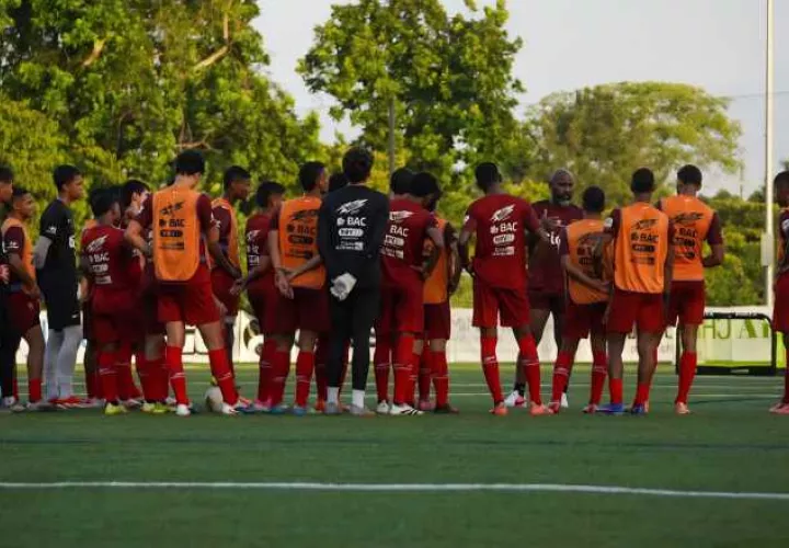 Jugadores del equipo Sub-17 durante los entrenamientos. Foto: FPF