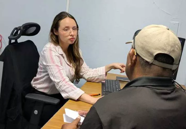 Una oficial brinda orientación a un asegurado en Bugaba, Chiriquí. Cortesía