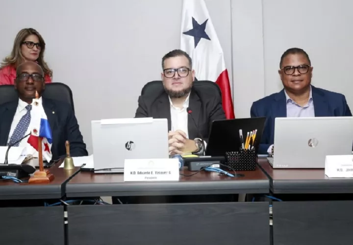 Junta directiva de la Comisión de Presupuesto de la Asamblea Nacional, presidida por el diputado Eduardo Vásquez, de CD. Cortesía