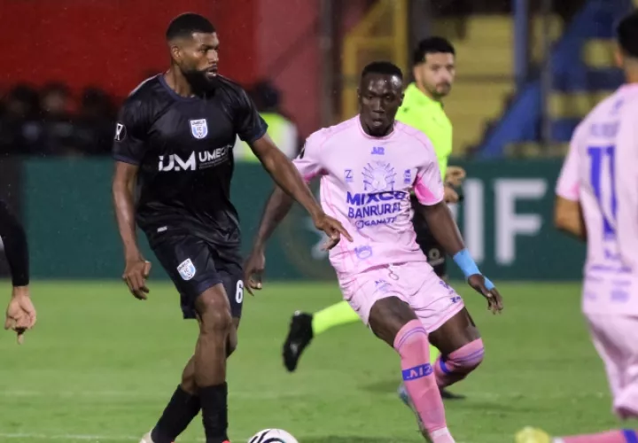 Marlín Cuero  de Mixco (der.) disputa el balón con Jacinto Fuentes de UMECIT. Foto: EFE