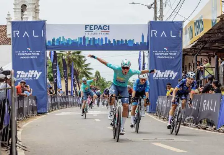 El colombiano Wilmar Paredes cruza la meta. Foto: Fepaci