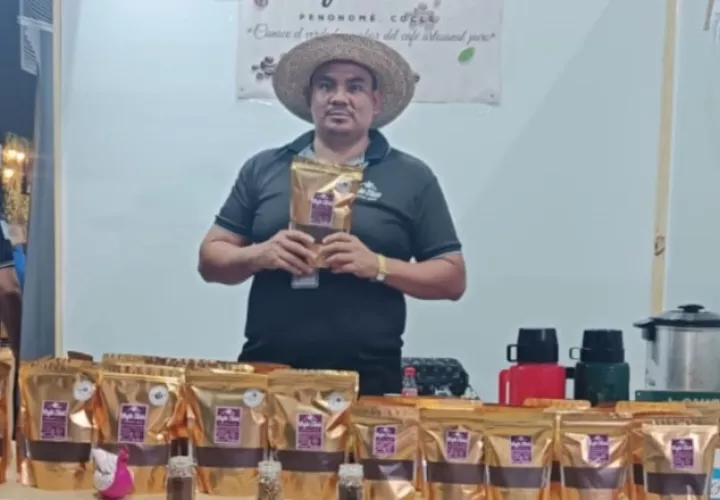 Nelson Valderrama, propietario de Café Tulú, agradece al programa Cobre Panamá El Pitch. Fotos: Cortesía