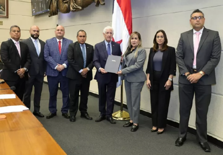 Los magistrados del Tribunal Electoral entregaron el proyecto de reformas electorales a la Asamblea.  Cortesía 
