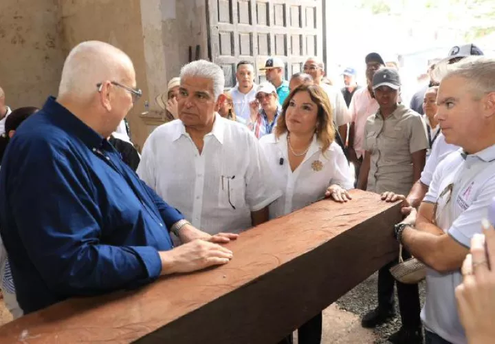 Autoridades y el alto comisionado ad honorem, Ricardo Gago Salinero, inspeccionan los trabajos en la Iglesia de San Felipe en Portobelo.  Cortesía