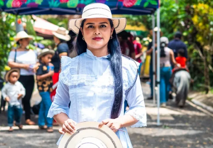 Elita Martínez, se siente muy agradecida con este programa por las fortalezas que ha logrado para seguir creciendo su negocio familiar. Foto: Cortesía