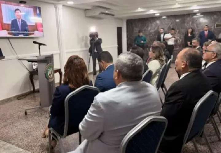 El congresista estadounidense Mario Díaz-Balart felicitó a la Asamblea por su decisión y calificó a la isla como una "democracia vibrante".  Cortesía