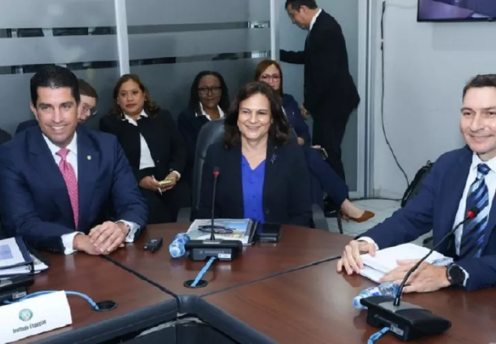 El ministro del Canal. José Ramón Icaza, junto a la administradora del Canal, Ilya Espino, y el subadministrador interino, Rubén Pérez, en la sustentación del presupuesto. Cortesía