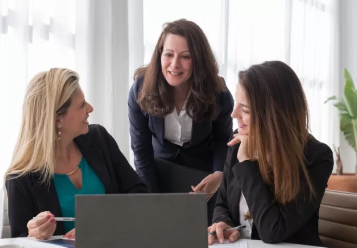 Las mujeres cada día se preparan más, pero no logran estar al frente de las empresas. Foto: Pexels