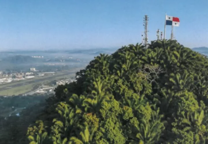 Vista panorámica de la cima del Cerro Ancón.  Cortesía