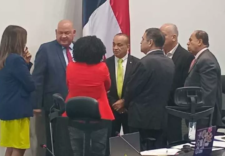 Los diputados de Gobierno conversan sobre como proceder con el primer debate de las reformas electorales.  Pancho Paz