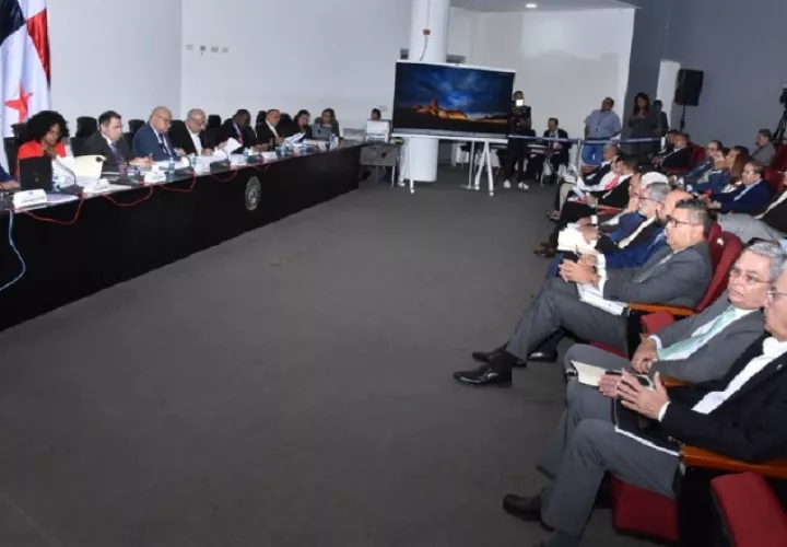 Los nueve diputados principales de la comisión de Gobierno han estado presentes en las dos sesiones celebradas hasta el momento para ver dos proyectos de ley.  Cortesía