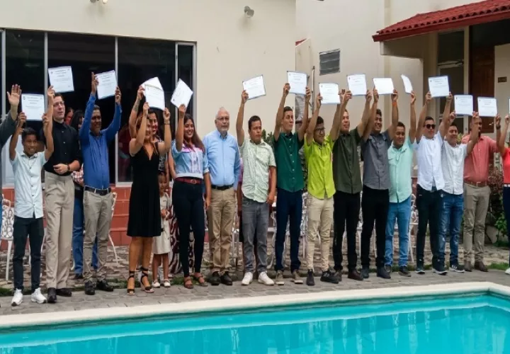 La satisfacción de los participantes fue notoria durante la culminación del curso. Foto: Imagen mejorada con IA