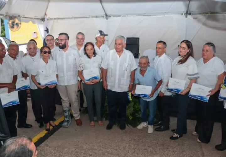 Colaboradores del IDAAN en Chitré con una trayectoria en la entidad, recibieron reconocimientos, del presidente José Raúl Mulino. Cortesía