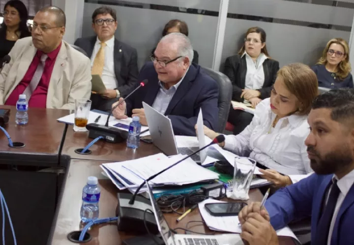 Al igual que ocurrió con otros ministros y autoridades públicas, la vista presupuestaria del MOP se extendió por varias horas. Cortesía