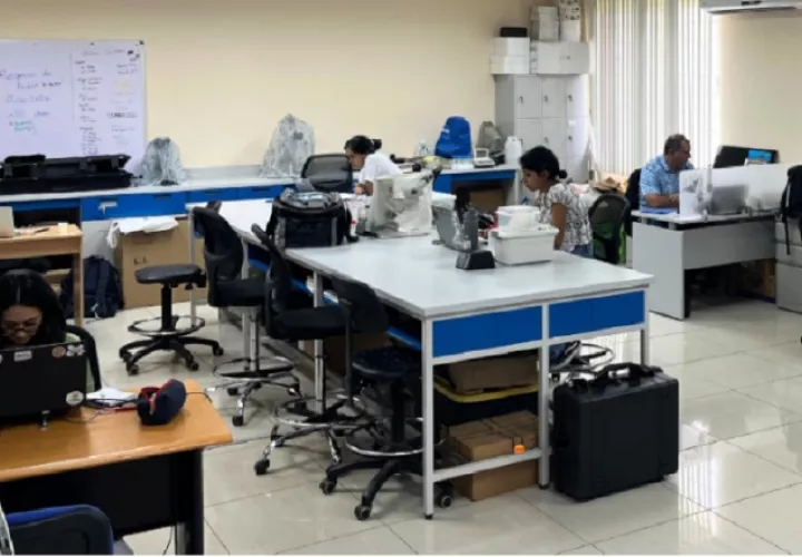 La propia Universidad de Panamá cuenta con instalaciones científicas, donde egresados pueden desarrollar su vida profesional.  Cortesía