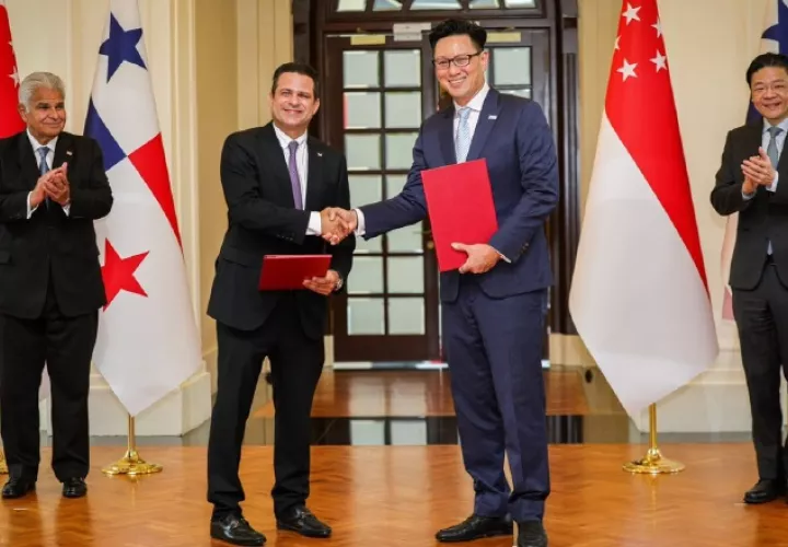 El presidente José Raúl Mulino, junto a Jose Ruiz, gerente del aeropuerto, Kerry Mok, presidente de SATS Ltd, y el Primer Ministro de Singapur, Lawrence Wong.
