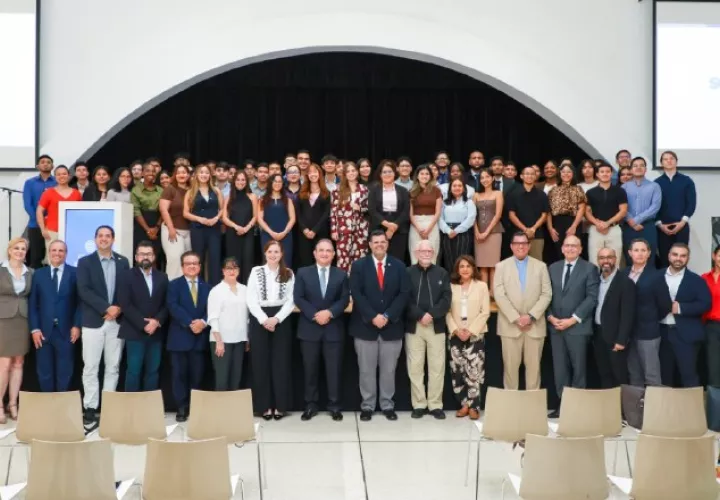 Los estudiantes universitarios que participan en SEM Academy, en compañía de representantes del Gobierno, empresas y univeridades. Cortesía