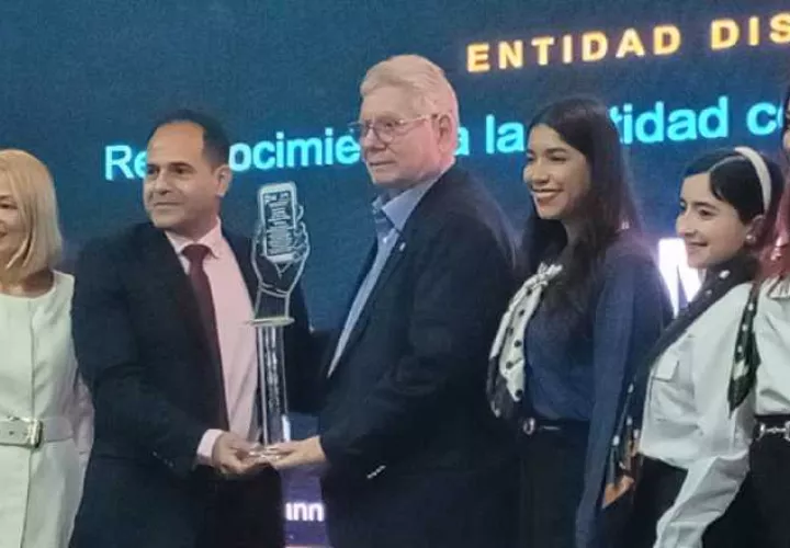 Carlos Sánchez Fábrega, gerente de MiBus, recibe el reconocimiento de parte de Javier Garrido, director de Ciencias de la Información de la AIG, como la empresa  con mejor calidad de atención ciudadana en el año en curso. Pancho Paz