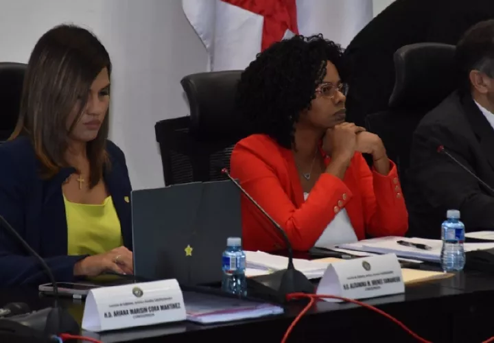 Alexandra Brenes y Walkiria Chandler integran la Comisión de Gobierno y fueron las únicas en votar en contra en el primer debate. Archivo