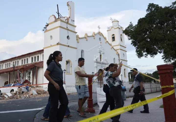 La   Catedral San Juan Bautista de Penonomé sufrió afectaciones de consideración en una de sus torres y en los costados. EFE