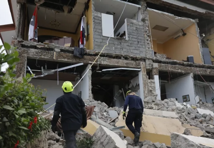 Las autoridades han iniciado las evaluaciones de las estructuras para determinar la gravedad de los daños causados por el terremoto.  EFE