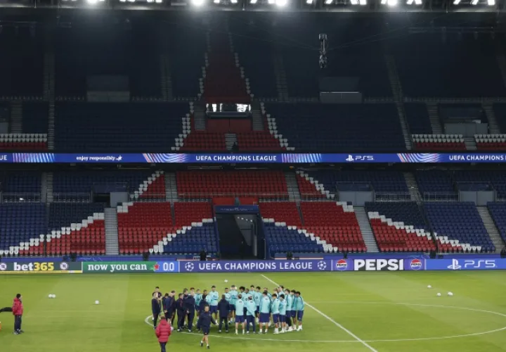 Jugadores del Barcelona durante los entrenamientos con miras a su partido ante el PSG francés. Foto: EFE