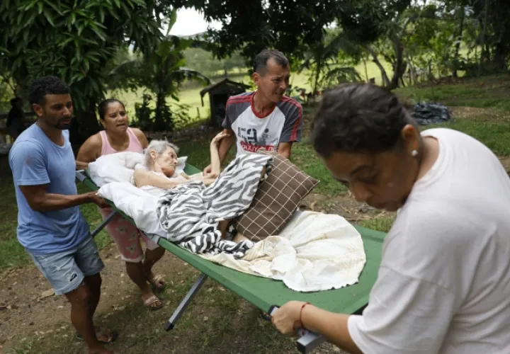 Datos del Centro de Operaciones de Emergencia del Sinaproc revelan que más de 3 mil personas permanecen en albergues tras el sismo.  EFE