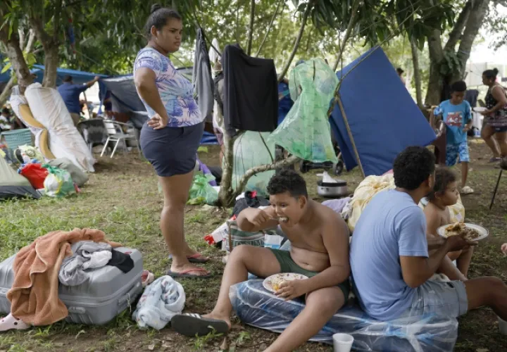 Las familias permanecen en carpas temporales a la espera del inicio de las obras de reconstrucción.  EFE