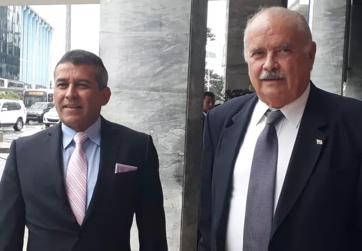 Los abogados Sidney Sittón y Miguel Antonio Bernal interpusieron la denuncia contra Juan Carlos Varela el pasado miércoles.
