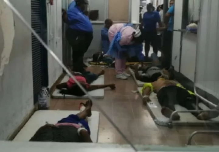 Varios de los heridos llegan a los centros hospitalarios de Colón. Foto/Diómedes Sánchez