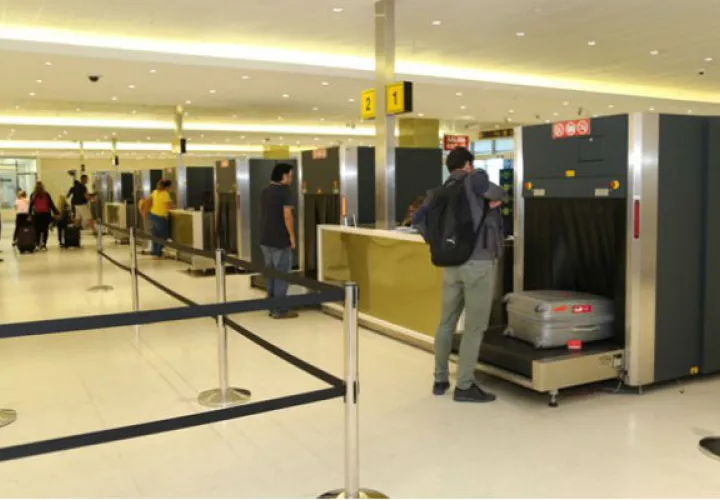 A cada uno de estos viajeros se le entregó la suma de 500 dólares para gastos.
