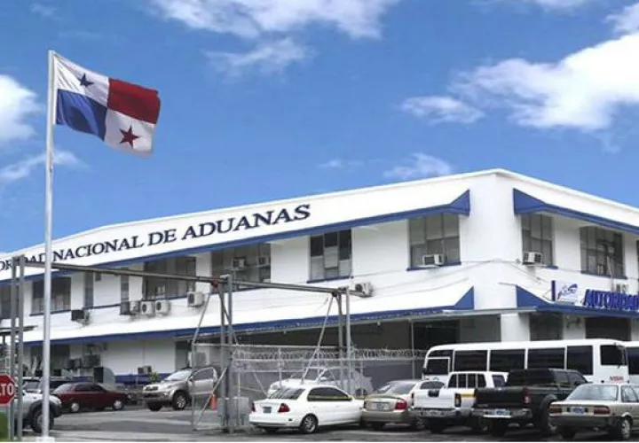 El director general de Aduanas, José Gómez, quien se llevó $26 mil en bono en solo seis meses. 
