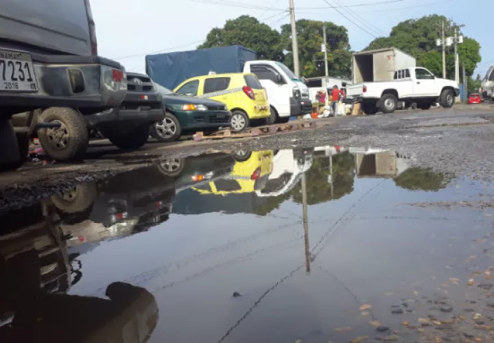 Aguas servidas y lodo en las calles del mercado.
