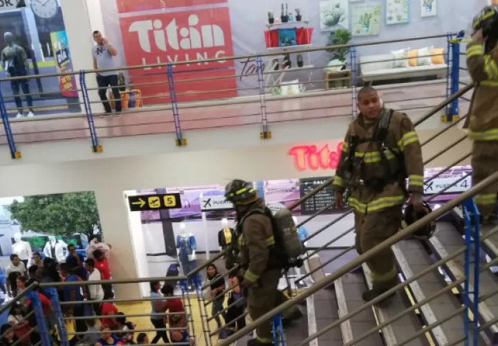 Personal del Cuerpo de Bomberos investiga las causas del incidente.