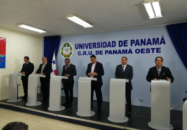 Los seis candidatos que buscan hacerse de la Alcaldía de La Chorrera, participaron de un debate organizado por la Regional de la Universidad de Panamá. Foto/Eric Montenegro