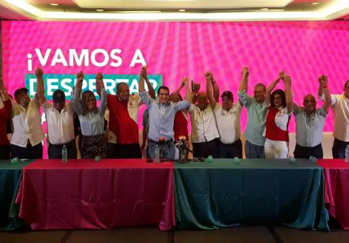 Directivos de ambos colectivos alzan los brazos, tras el acuerdo. Víctor Arosemena