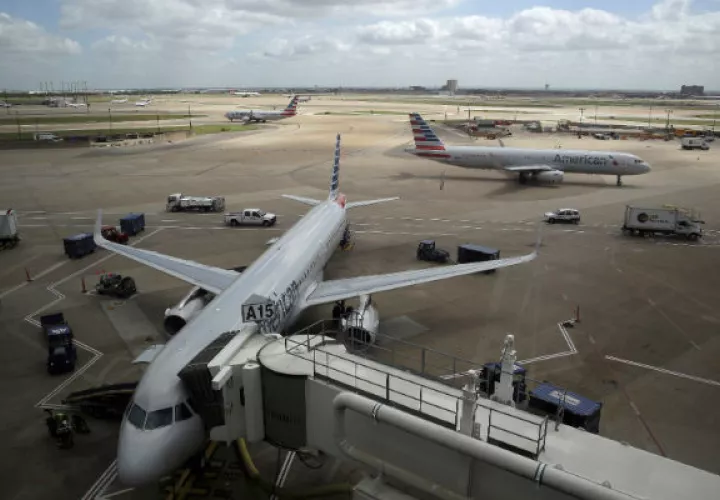  Aviones de American Airlines en el aeropuerto internacional de Dallas-Fort Worth en Grapevine, Texas. Foto: AP. 