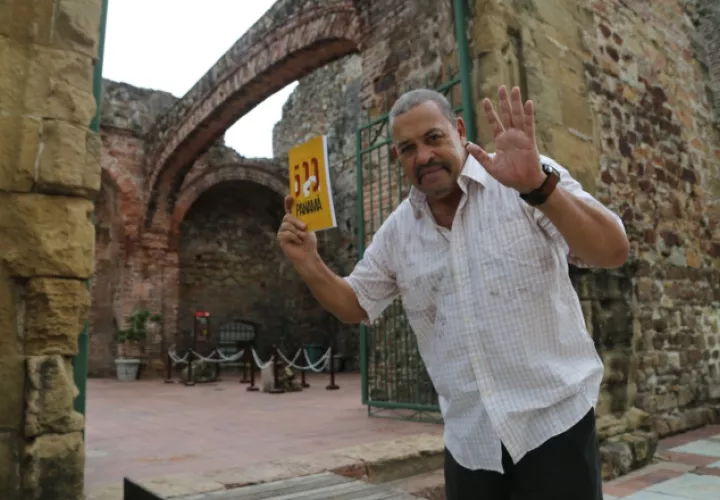 Andrés Villa, con un ejemplar de  'Leyendas Cuentos y Tradiciones 500 Años de la Ciudad de Panamá' donde cuenta la historia del Arco Chato. Andrés Villa.