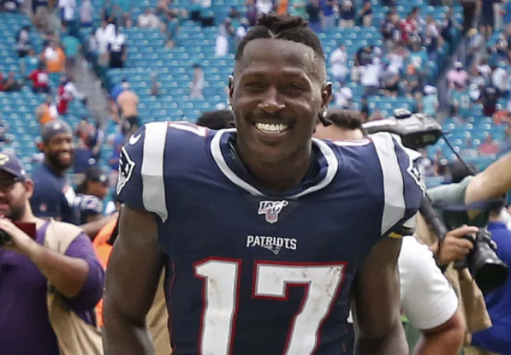 Antonio Brown (izq.) solo jugó un partido con los Patriots. Foto AP